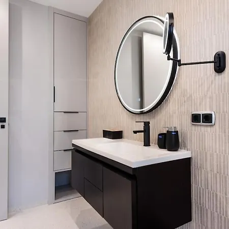 With Terrace Steps From Rems דירה *