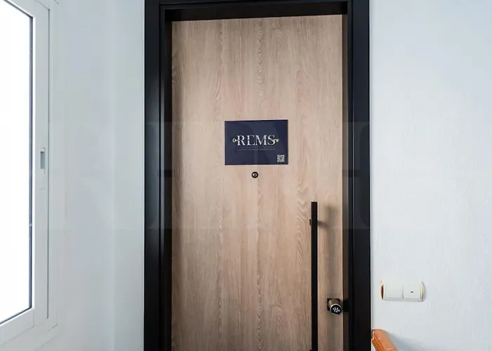 With Terrace Steps From Rems Apartment *