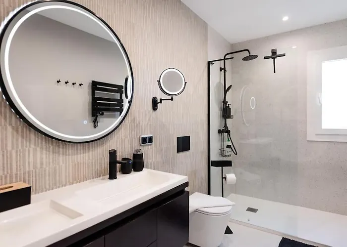 With Terrace Steps From Rems アパート