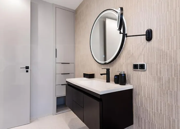 With Terrace Steps From Rems Apartment *