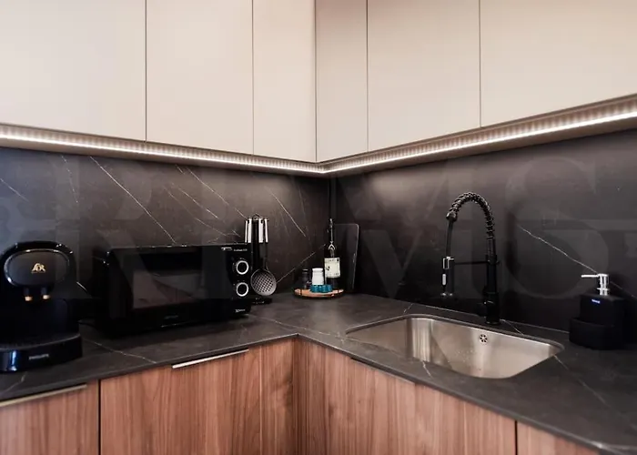 With Terrace Steps From Rems Apartment