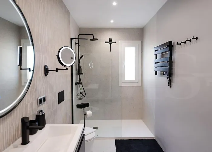 With Terrace Steps From Rems Apartment *