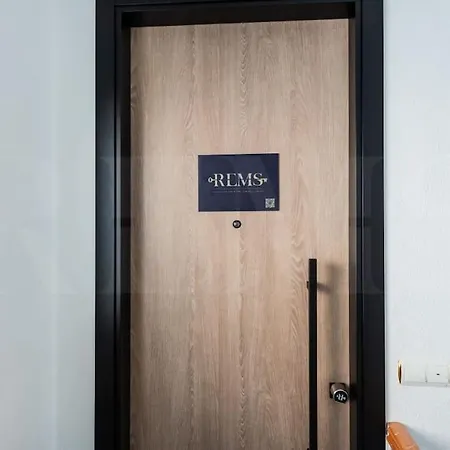 With Terrace Steps From Rems Appartamento *