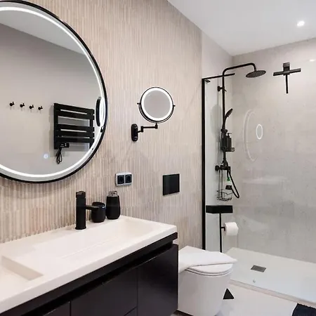 With Terrace Steps From Rems Appartamento