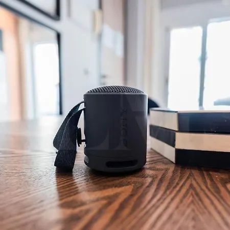 With Terrace Steps From Rems アパート